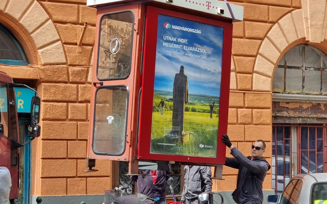 Telefonfülke elszállítás a Nefelejcs utcából